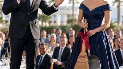 في حفلة ترقية جوزي، طلعني قدام 300 شخص وسلّمني مقشة عشان يضحك الناس عليا 