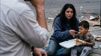 رجع من الغربة فجأة بعد 5 سنين عشان يفاجئ عيلته